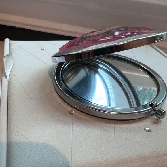 🎨Vintage Stylish Retro and Artistic Romero Britto Heart Mirror Compact🎨 - Picture 14 of 16